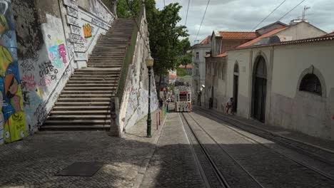 El-Tranvía-Remodelado-Pintado-Con-Graffiti-En-Lisboa-Yendo-A-La-Parte-Baja-De-Lisboa