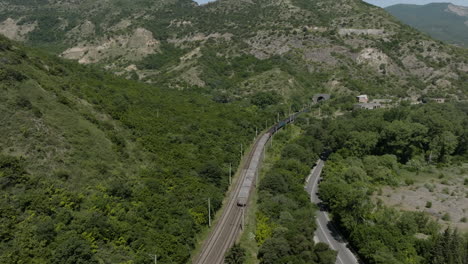 Cámara-Lenta-Del-Tren-Que-Se-Mueve-En-El-Ferrocarril-Hacia-El-Túnel-En-La-Montaña