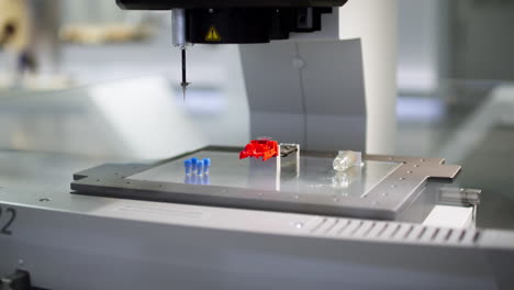 Präzisionsnadel-Eines-3D-Druckers,-Der-Kunststoffteile-Auf-Einer-Glasplatte-Bearbeitet