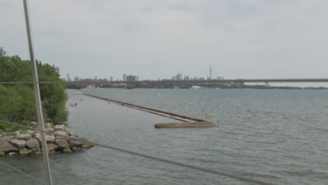 Blick-Auf-Die-Stadt-Toronto,-Die-Lakeshore-Bridge-Und-Den-CN-Tower-4k