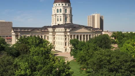 Kansas-State-Capitol-Building-In-Topeka,-Kansas-Mit-Nahaufnahme-Eines-Drohnenvideos,-Das-Sich-Mit-Bäumen-Nach-Oben-Bewegt