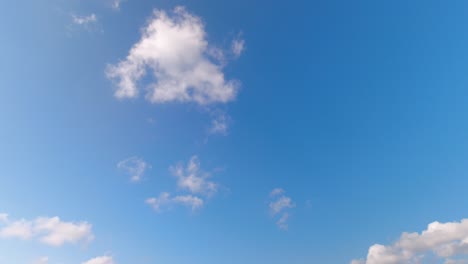 Schnelle-Zeitrafferwolken,-Die-An-Einem-Blauen,-Sonnigen-Tag-Kommen-Und-Gehen