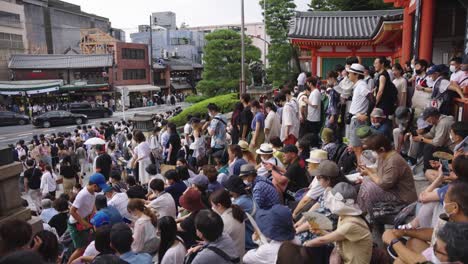 Gion-Matsuri-Comienza-Después-De-Un-Descanso-De-2-Años,-Multitudes-De-Personas-Esperando-En-El-Santuario