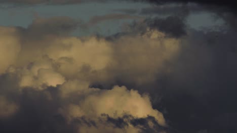 Timelapse-De-Nubes-De-Lluvia-Rodando-En-El-Cielo-Azul