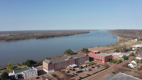 Aerial-descending-shot-of-the-Grand-Natchez-Hotel-along-the-Mississippi-River-in-Natchez,-Mississippi