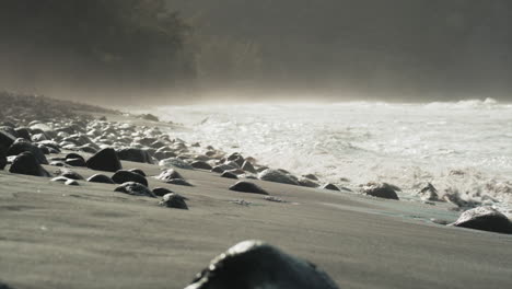 Große-Hawaiianische-Wellen-Spülen-über-Felsen-Am-Schwarzen-Sandstrand