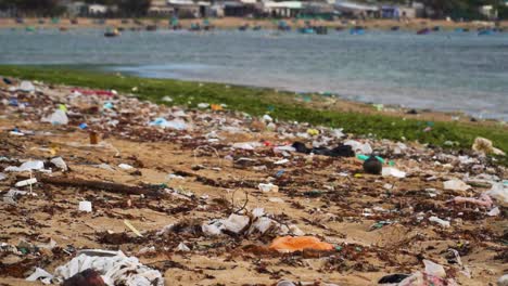 Primer-Plano-De-Botellas-De-Plástico,-Desechos-Y-Suciedad-Que-Contaminan-La-Playa-De-Arena-En-Vietnam