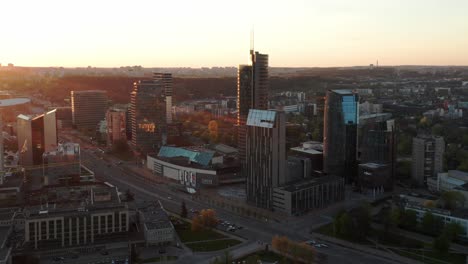 Geschäftsviertel-In-Vilnius-Mit-Wolkenkratzern-Am-Späten-Abend-Während-Der-Goldenen-Stunde