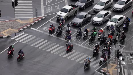 Motos-Al-Frente-Seguidas-Por-Los-Otros-Vehículos-En-La-Intersección-Esperando-La-Luz-Verde