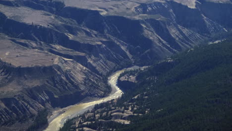 Luftaufnahme-Des-Fraser-River-Mit-Gebirgslandschaft-Tagsüber-Aus-Einem-Flugzeug-In-British-Columbia,-Kanada