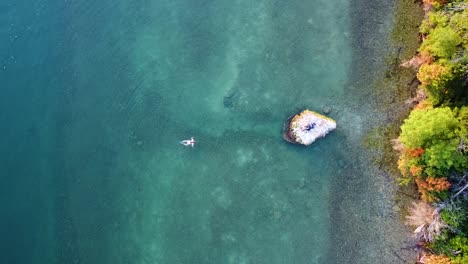 Mujer-Nadando-A-La-Roca-En-El-Lago-Huron,-Michigan