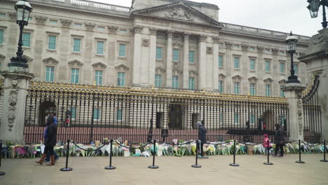Reihen-Von-Blumen-Zum-Gedenken-An-Prinz-Philip-Vor-Dem-Buckingham-Palace