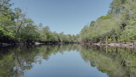 Waccamaw-River-In-South-Carolina-Mit-Sanfter-Strömung