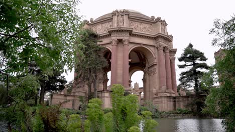 Beautiful-park-by-the-Palace-of-Fine-Arts-in-San-Francisco,-California