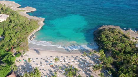 Karibik-Strandbucht-Und-Tropisches-Türkisfarbenes-Meerwasser,-Dominikanische-Republik