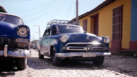 Raros-Autos-Antiguos-Se-Alinean-En-Las-Calles-Adoquinadas-De-Trinidad-En-Cuba
