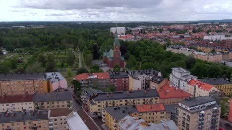 Majestuosa-Iglesia-Con-Torre-Rodeada-Por-La-Colorida-Ciudad-De-Norrköping