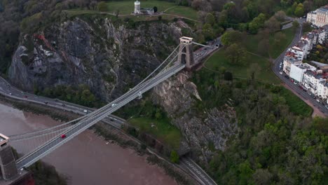 Absteigende-Drohne-Schoss-In-Richtung-Ostturm-Der-Clifton-Suspension-Bridge-In-Bristol