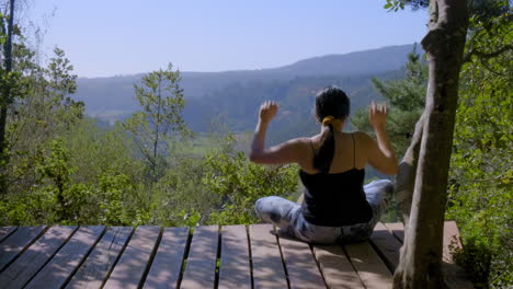 Junge-Frau-Meditiert-Im-Wald,-Sport-Im-Freien