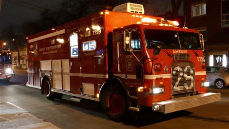 Das-29.-Feuerwehrauto-Hielt-Nachts-Im-Notfallbereich-An