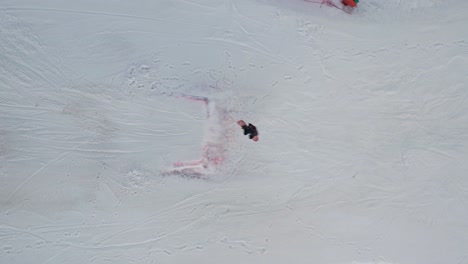 Snowboarder-Springt-Auf-Kicker-Und-Stürzt
