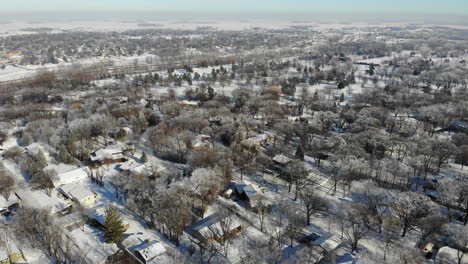 Imágenes-Aéreas-De-Drones-De-4k-Sobre-Un-Pequeño-Suburbio-Del-Medio-Oeste-En-Invierno-Con-Nieve