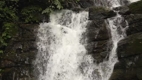 Nahaufnahme-Eines-Mächtigen-Wasserfalls,-Der-Im-Regenwald-Von-Costa-Rica-über-Felsen-Stürzt