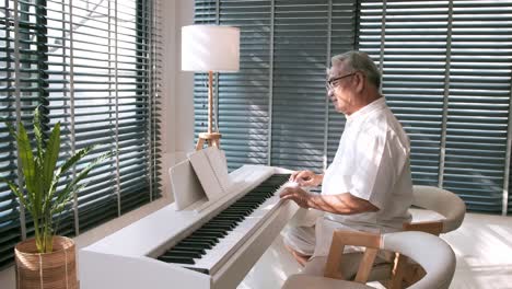 Mann-Mittleren-Alters,-Der-In-Seiner-Freizeit-Klavier-Spielt