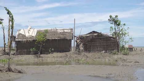 Weitwinkelaufnahme-Von-Häusern-Am-Flussufer-Des-Von-Überschwemmungen-Betroffenen-Gebiets-In-Bangladesch