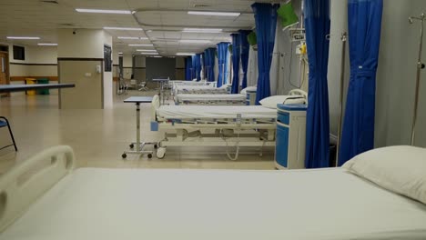 Fila-De-Camas-Vacías-En-La-Sala-Del-Hospital