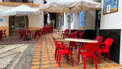 Typische-Spanische-Straße-In-Der-Altstadt-Von-Marbella-Mit-Weißen-Häusern,-Kirche-Und-Restaurants