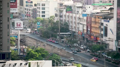 Verkehr-Auf-Einer-Stark-Befahrenen-Straße-In-Bangkok,-Thailand-Im-Bezirk-Huai-Khwang-Während-Des-Tages