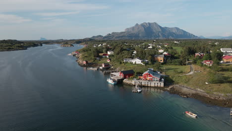 Typische-Norwegische-Häuser-Und-Hütten-Tagsüber-Mit-Blick-Auf-Die-Berge-In-Helgelandskysten,-Küste-Von-Helgeland-In-Norwegen