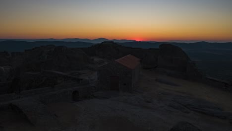 Spektakuläre-Aufgehende-Sonne-Am-Horizont,-Gesehen-Von-Den-Ruinen-Der-Burg-Monsanto,-Portugal