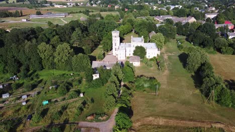 Vecauce-Manor-In-Lettland-Luftaufnahme-Des-Rosa-Schlosses-Durch-Den-Park