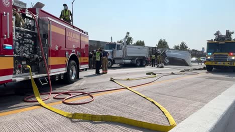 Feuerwehrleute-Arbeiten-Am-Unfallort-Auf-Der-Autobahn