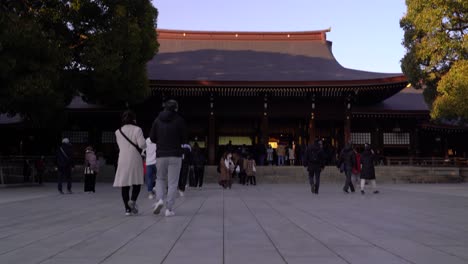 Fast-tilt-up-to-reveal-Meiji-Shrine,-cinematic-low-angle-view