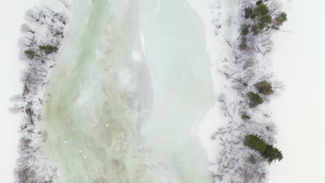 Weißer-Malerischer-Blick-Auf-Den-Zugefrorenen-Fluss-Und-Den-Schneebedeckten-Berghang-In-Norwegen---Luftaufnahme