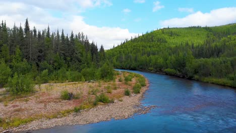 4K-Drohnenvideo-Vom-Chena-River-Am-Angel-Rocks-Trailhead-In-Der-Nähe-Des-Chena-Hot-Springs-Resort-In-Fairbanks,-Alaska