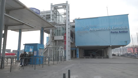 People-at-Genoa-Aquarium-in-Old-Port