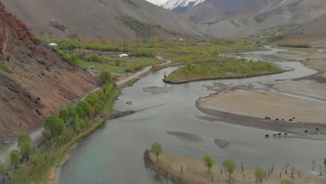 Luftaufnahme-über-Die-Flussbiegung-Des-Flusses-Ghizer-Mit-Tallandschaft-Im-Hintergrund-In-Pakistan