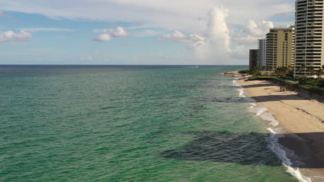Eine-Luftaufnahme-Von-Luxusapartments-In-Florida-Vor-Dem-Atlantischen-Ozean