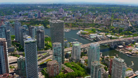 Luftaufnahme-Von-Hochhäusern-Mit-Granville-Brücke-Und-Insel-Im-West-End,-Vancouver,-Kanada