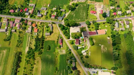 Luftaufnahme-Eines-Kleinen-Dorfes-Am-Sommertag