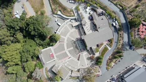 Aerial-view-above-the-empty-mountain-winery-in-Saratoga,-California---screwdriver,-drone-shot