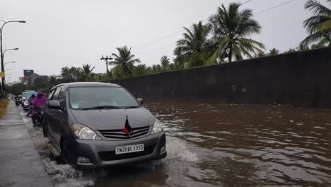 Vehículos-De-Motor-Que-Luchan-Por-Cruzar-Las-Calles-Inundadas-De-Pondicherry-Golpeadas-Por-Fuertes-Lluvias-Inesperadas
