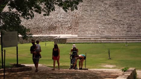 Grupo-De-Turistas-Observando-La-Zona-Arqueológica-En-Uxmal