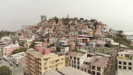 Luftaufnahme-Des-Hügels-Santa-Ana-In-Der-Stadt-Guayaquil,-Ecuador