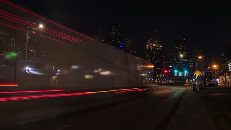 Lapso-De-Tiempo-De-Autos-En-La-Noche-En-Houston-Con-El-Centro-En-Primer-Plano