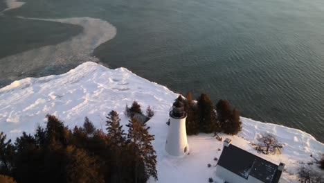Alter-Presque-Isle-Leuchtturm-In-Michigan-Im-Winter-Mit-Sonnenuntergang
